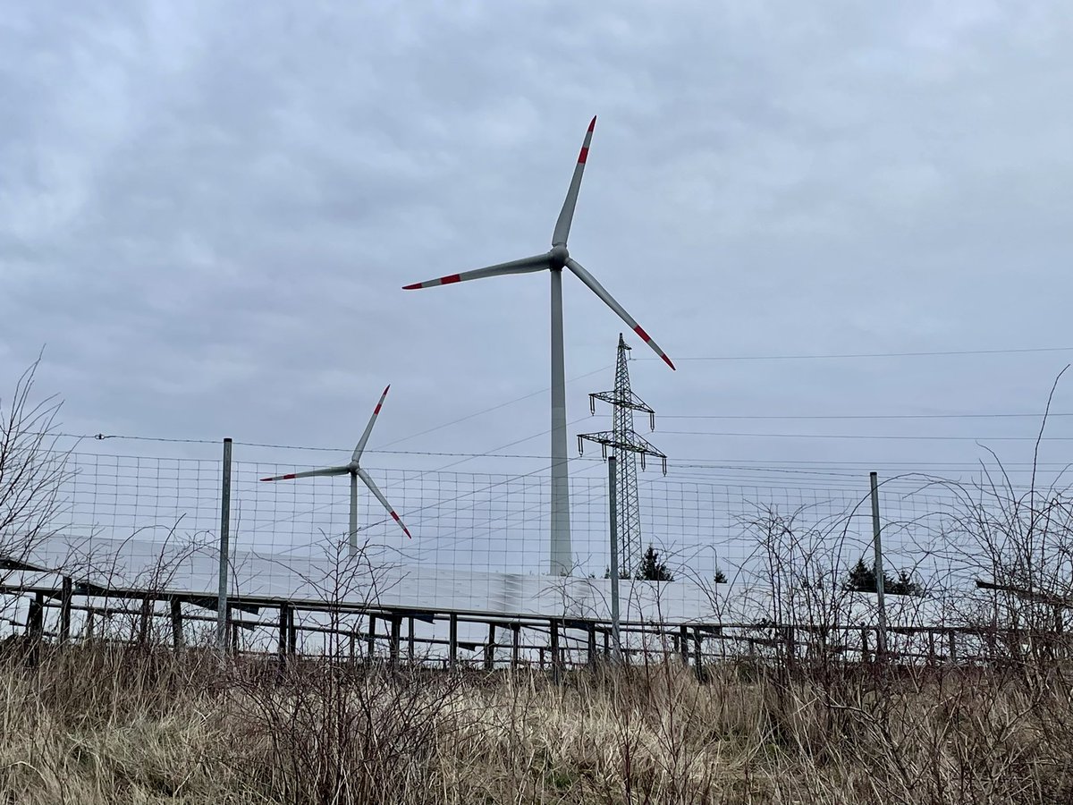 franksteibli's tweet photo. „Wer Wind sät, wird #Strom ernten“ (Etwas abgewandelt😉) Schöne Grüße aus #Ulrichstein an drei große Kämpfer für #Windkraft und #Erneuerbare #Energien. Danke für Euren Einsatz 🌎
@Thorsten_Wehner @Timon_Gremmels @GruegerS https://t.co/lvhlFgzNir