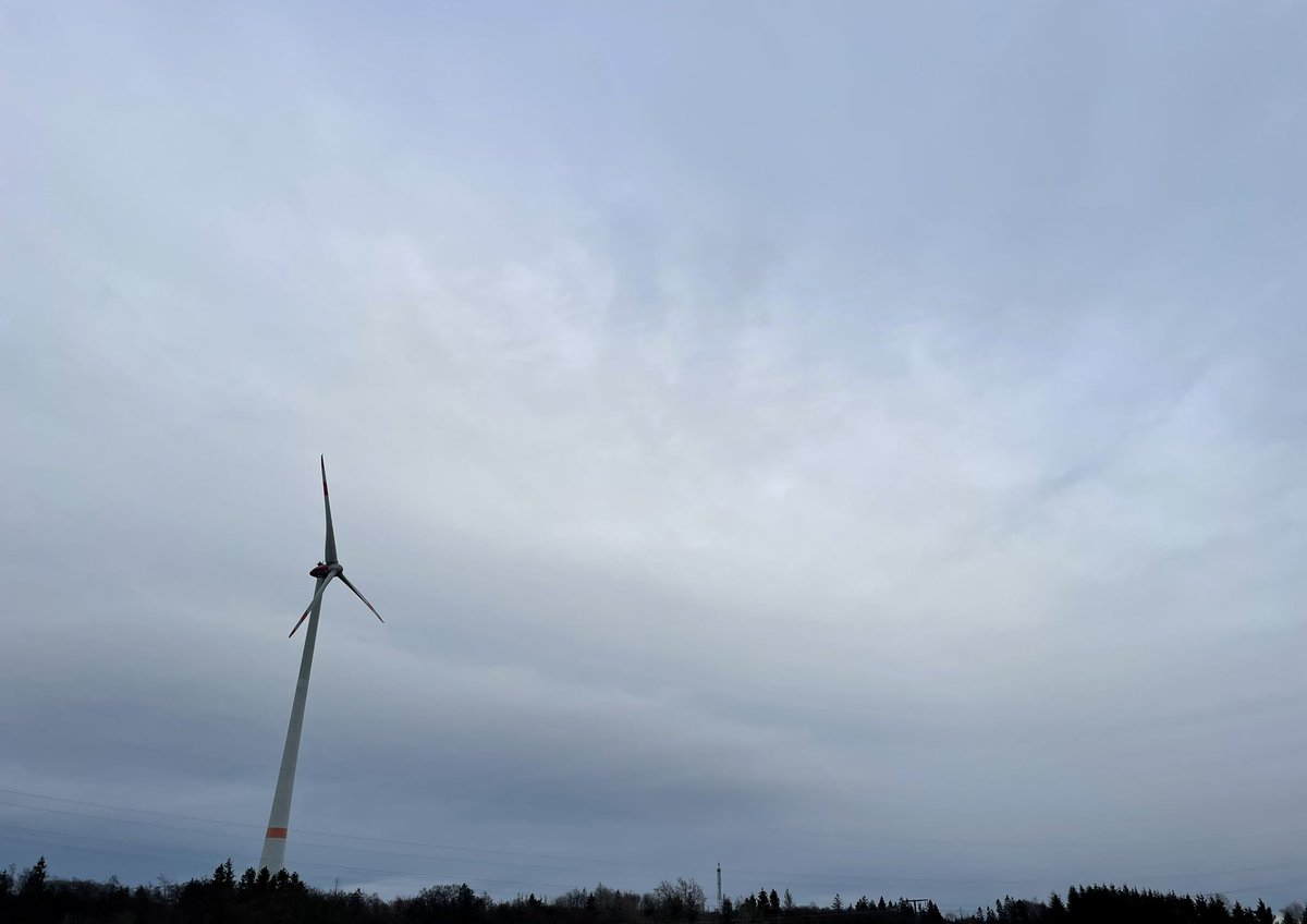 franksteibli's tweet photo. „Wer Wind sät, wird #Strom ernten“ (Etwas abgewandelt😉) Schöne Grüße aus #Ulrichstein an drei große Kämpfer für #Windkraft und #Erneuerbare #Energien. Danke für Euren Einsatz 🌎
@Thorsten_Wehner @Timon_Gremmels @GruegerS https://t.co/lvhlFgzNir