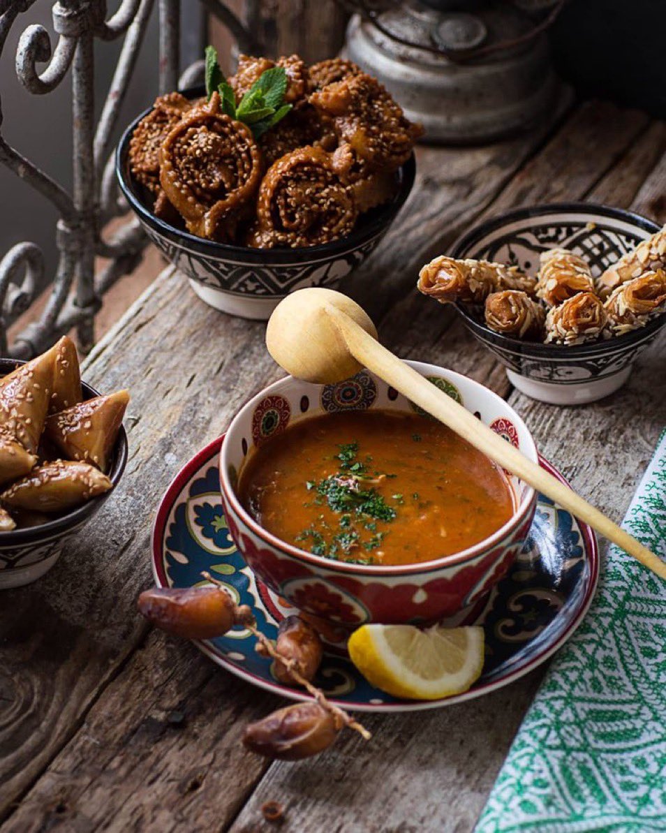 MouniaJanati1's tweet image. Que ce mois béni vous rempli d’amour, paix, sagesse et spiritualité. Que toutes vos prières et vos douas soient exaucées Inchallah 🤲🤲Happy Ramadan to all Muslims 🌙🕌🕋🙏🏻 #OnEstPrêt #LeMeilleurMoisSacré