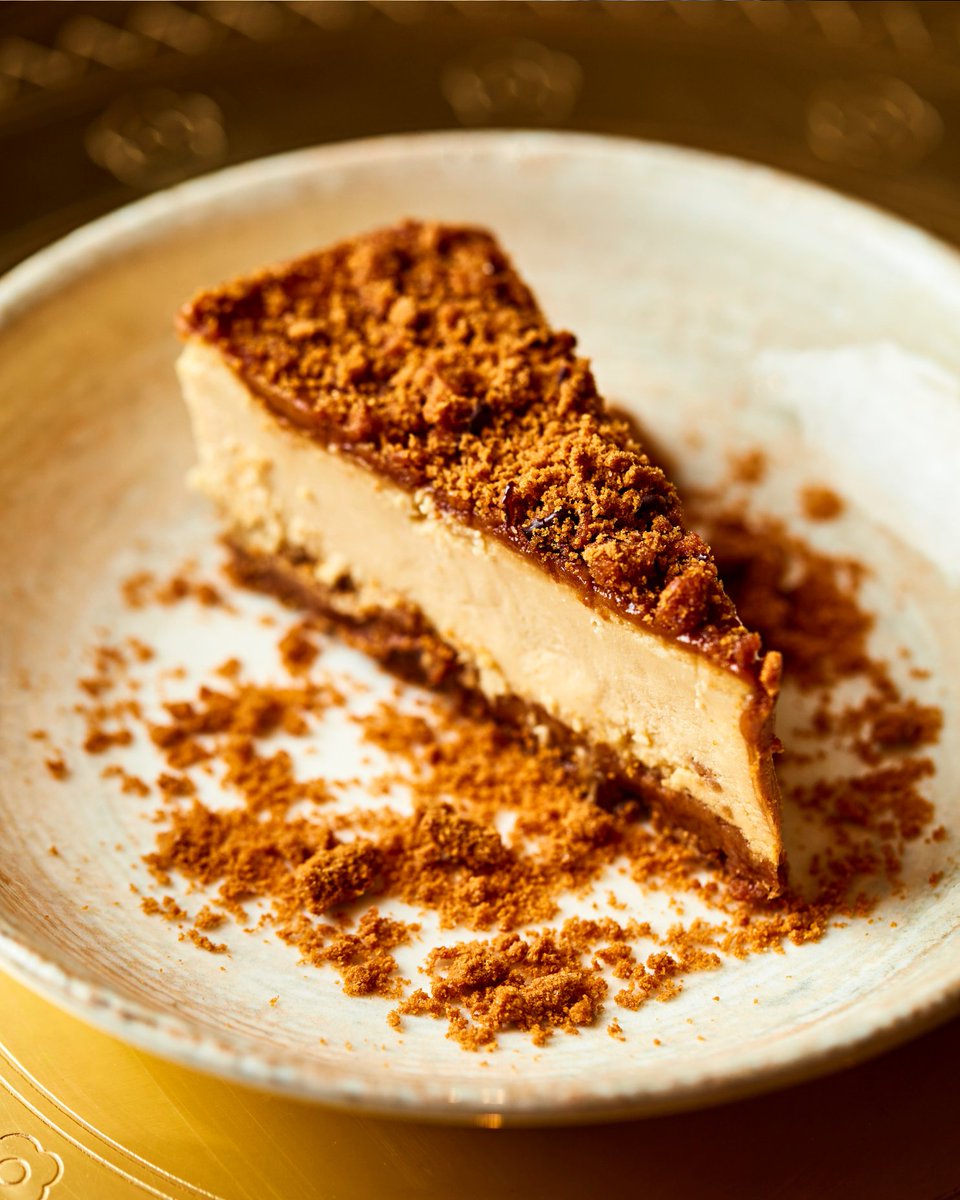 gallio_uk's tweet photo. 🍰 A crunchy biscoff base and caramel sauce drizzled with our house Katafi Pastry. If you love baklava, then get ready for something extra special! Order a caramel &amp; biscoff cheesecake today for a dessert experience like no other. #gallio #cheesecake #baklava #dessert https://t.co/BUU9mdqA42