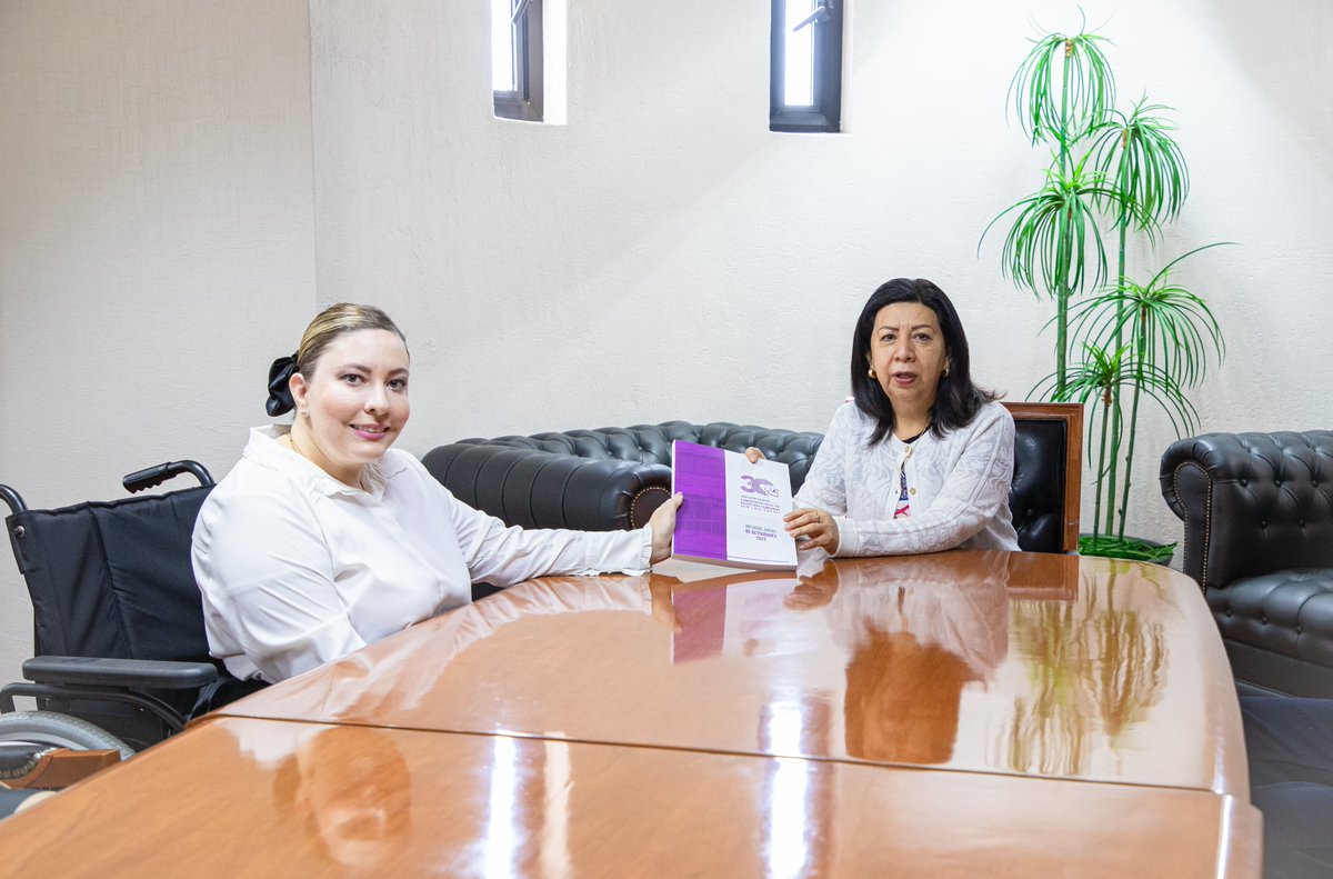 PJESLP's tweet photo. Reconociendo la excelente relación institucional entre el #PJESLP y la @CEDHSLP, la Maestra @GiovannaArgMo, Presidenta de la #CEDHSLP, entregó a la Magistrada Presidenta María Manuela García Cázares el Informe de actividades realizadas durante el año 2022. https://t.co/afq4VLI37N
