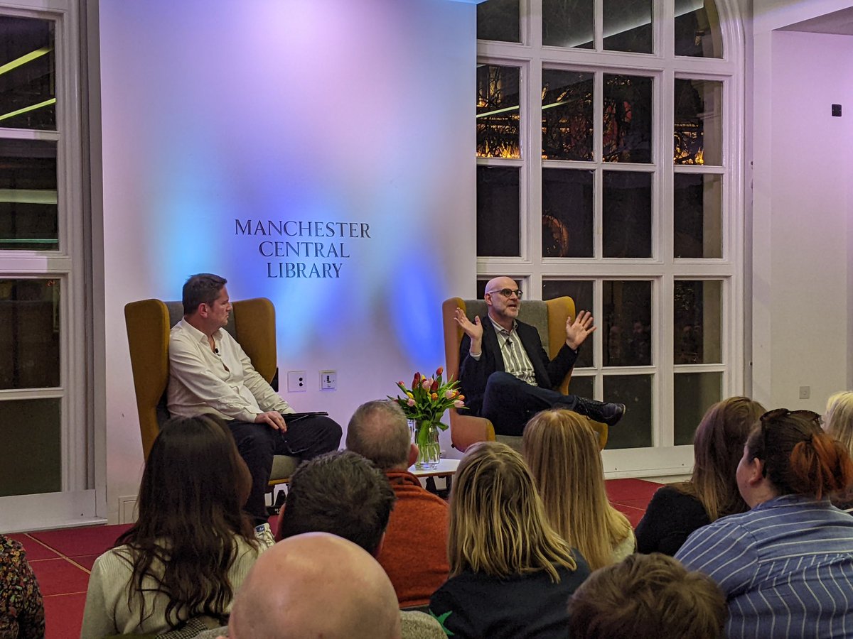 WaterstonesMCR's tweet image. Harlan Coben explaining his writing process to @PhilWilliams and his enthralled audience 🌟 

#harlancoben #iwillfindyou #authorevents #authorevent #waterstonesevent 

@MancLibraries @HarlanCoben @PenguinUKBooks