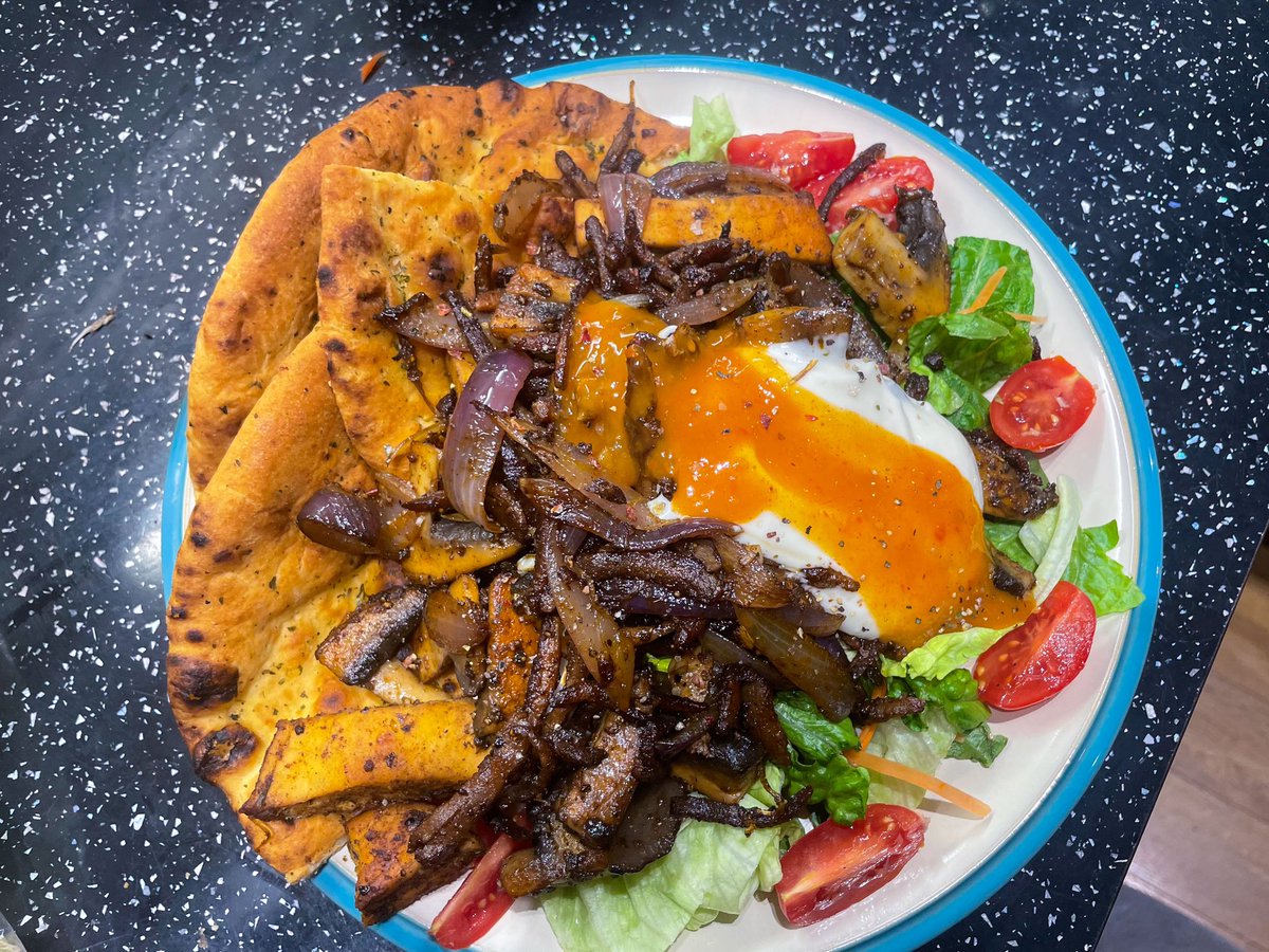 Vivera vegan chicken / kebab — chilli and garlic sauce, salad, flatbread 🧄🥗🥙
