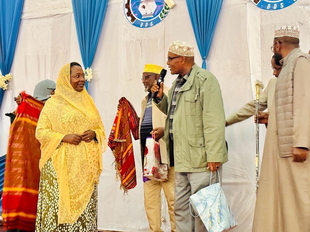 AdanechAbiebie's tweet photo. በጅግጅጋ የነበረን ቆይታ ያማረና ዉጤታማ ነበር።
የጅግጅጋ ከተማና አከባቢው ነዋሪዎች ፣ ኡጋዞች ፣ ጋራዶችና አመራሮች ሁሉ ላደረጋችሁልን መልካም አቀባበልና መስተንግዶ እንዲሁም ላበረከታችሁልን ባህላዊ ስጦታ ከልብ እናመሰግናለን። https://t.co/diWVRNSyIX