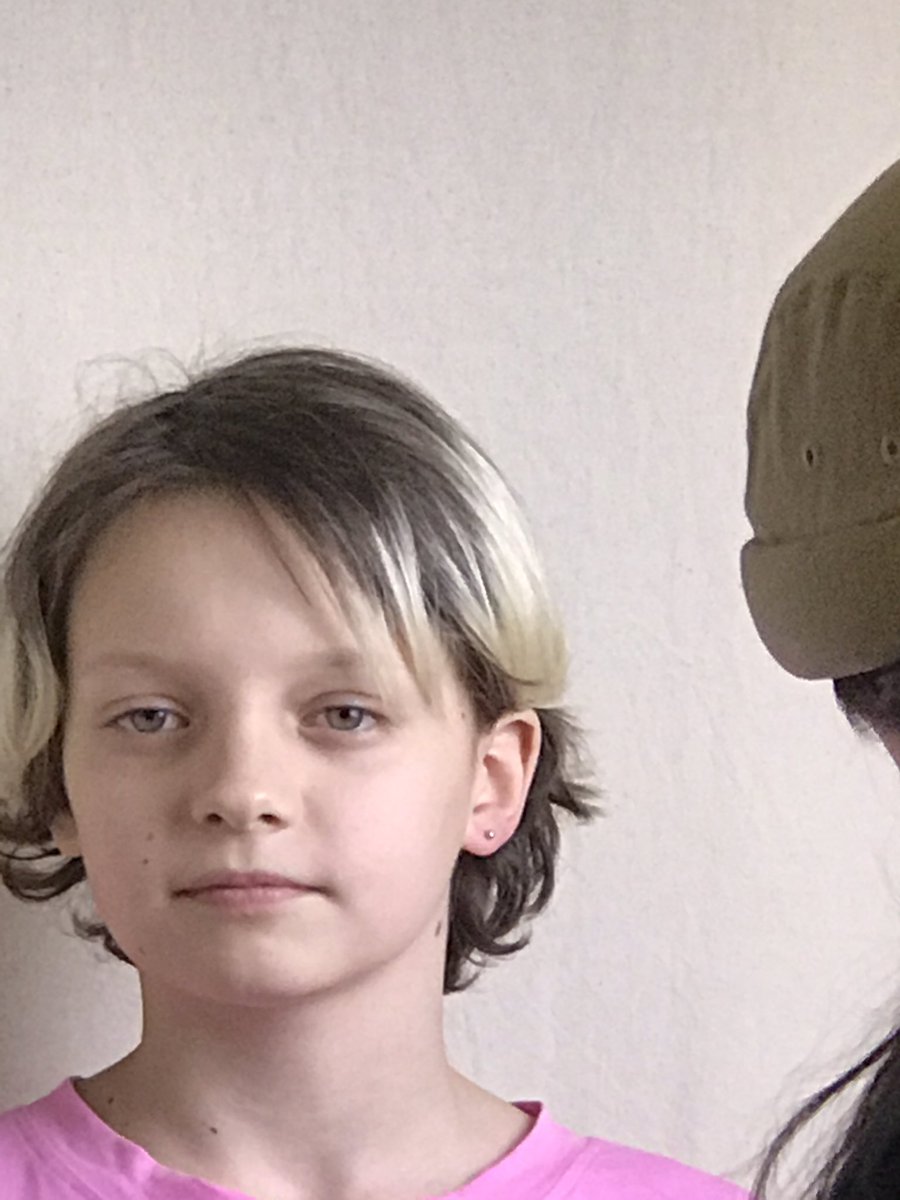 TTacuka's tweet photo. My brother used to dream of getting his ear pierced
Today we made his dream come true. 

 Girls get their ears pierced even when they're a year old and no one asks. 
And I can't do it to help my brother do what he wants. Yes, I can. 🤡

What do you think? https://t.co/VE2wkD94Wm