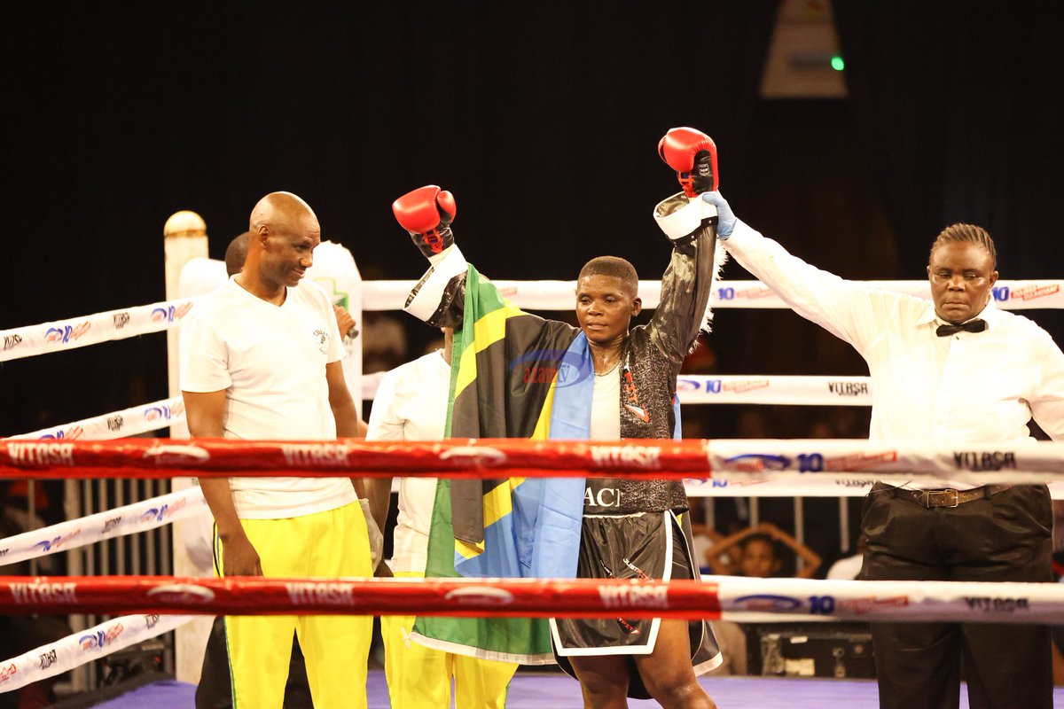 azamtvtz's tweet photo. QUEEN OF BOXING: 'Mjeda' Mtanzania, Grace Mwakamele amemkong'ota kwa pointi Luckia Ali kutoka Malawi kwenye pambano la saba usiku huu.
Tuko LIVE #AzamSports3HD
#VitasaNight #UsikuWaVitasa #QueenOfBoxing #WomenCrushWednesday #StumaiMukiVsChimwemweBanda #UbungoPlaza https://t.co/sjceBRhNAS