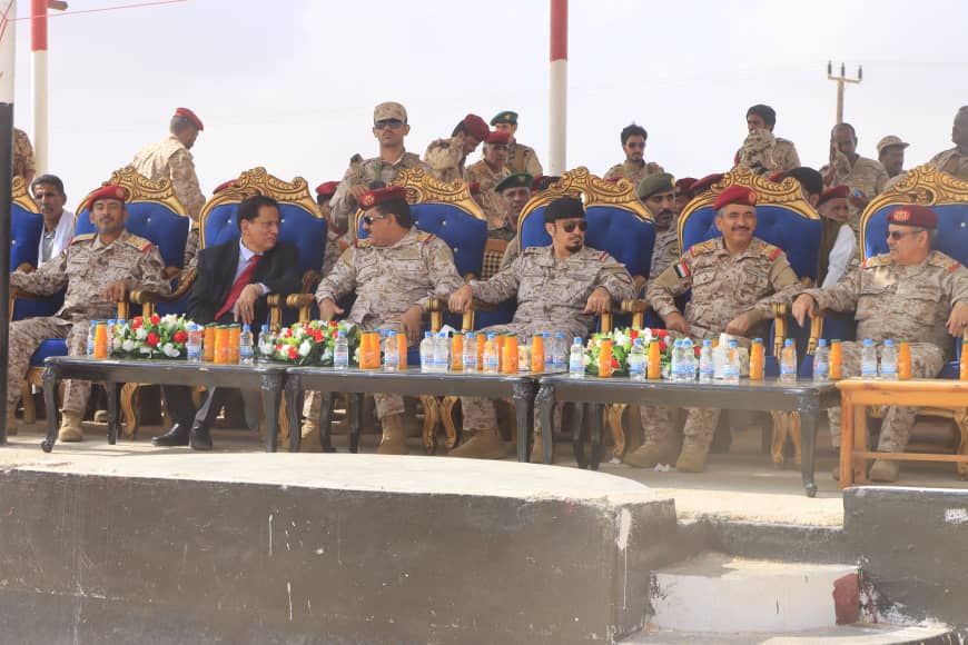 Yemenarmyeng's tweet image. #Almahrah
Defense Minister Lt Gen Muhsen Moh'd Ad-da'iri together with Chief of General Staff Lt Gen Saghir Bin Aziz &amp;amp; coalition's support forces commander Maj Gen Sultan Al Baqmi paid an inspection visit to Ghaydah military axis