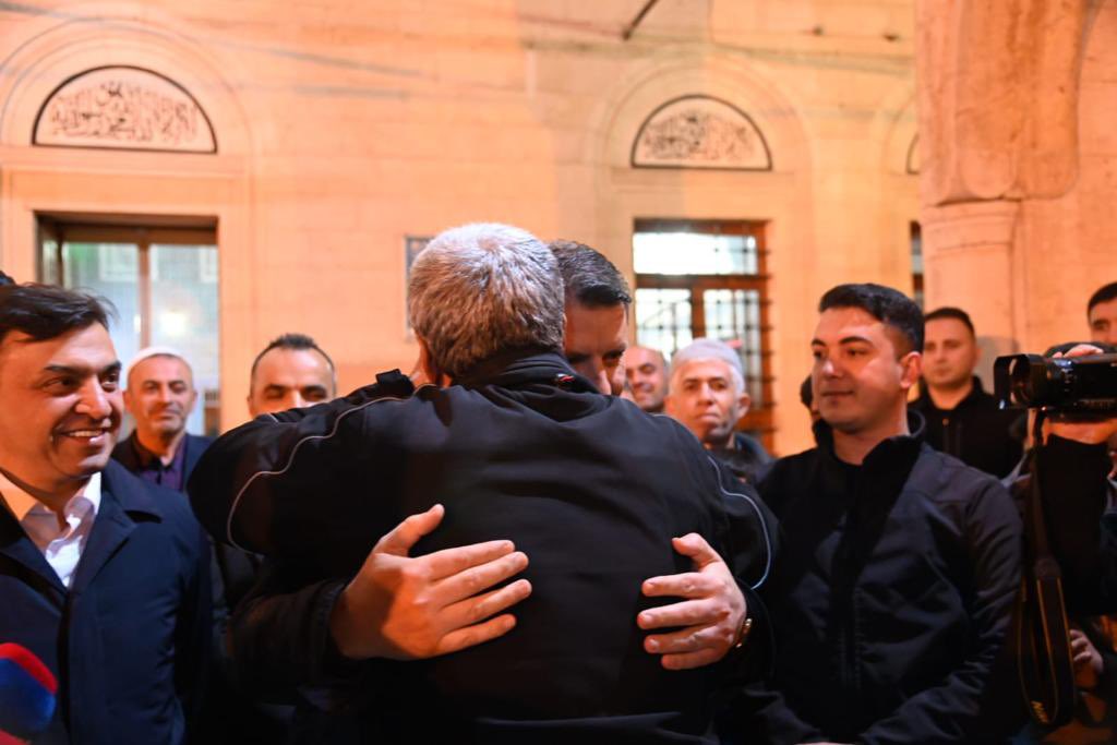 valisalihayhan's tweet photo. Bugün ilk teravih, ilk sahur; yarın da ilk oruç.

Şanlıurfalı kardeşlerimizle birlikte Ramazan’ın ilk teravihinde buluştuk. Tüm dualarımız şehrimizin, ülkemizin ve dünyamızın selameti için…

Hoş geldin #OnBirAyınSultanı! 🌹 https://t.co/x2xHHvCXef