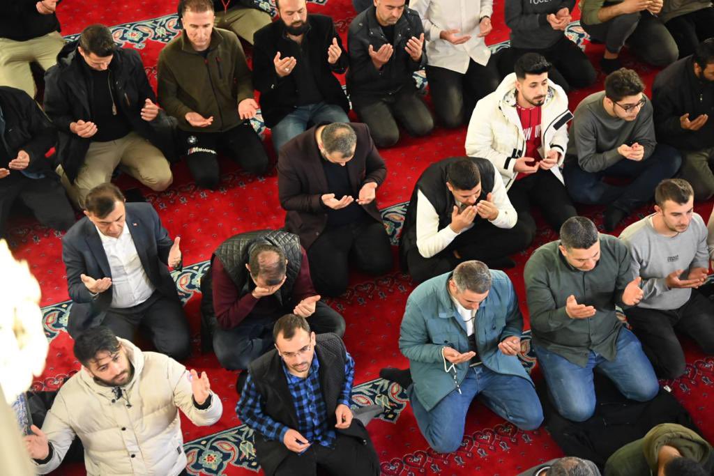 valisalihayhan's tweet photo. Bugün ilk teravih, ilk sahur; yarın da ilk oruç.

Şanlıurfalı kardeşlerimizle birlikte Ramazan’ın ilk teravihinde buluştuk. Tüm dualarımız şehrimizin, ülkemizin ve dünyamızın selameti için…

Hoş geldin #OnBirAyınSultanı! 🌹 https://t.co/x2xHHvCXef