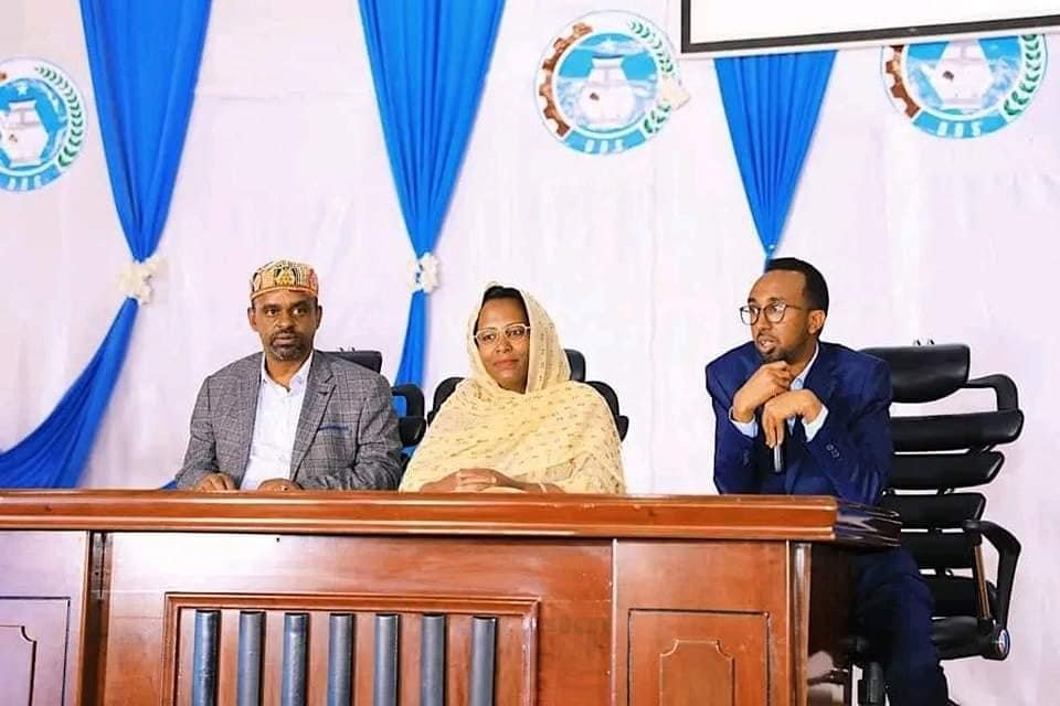 AdanechAbiebie's tweet photo. በጅግጅጋ የነበረን ቆይታ ያማረና ዉጤታማ ነበር።
የጅግጅጋ ከተማና አከባቢው ነዋሪዎች ፣ ኡጋዞች ፣ ጋራዶችና አመራሮች ሁሉ ላደረጋችሁልን መልካም አቀባበልና መስተንግዶ እንዲሁም ላበረከታችሁልን ባህላዊ ስጦታ ከልብ እናመሰግናለን። https://t.co/diWVRNSyIX