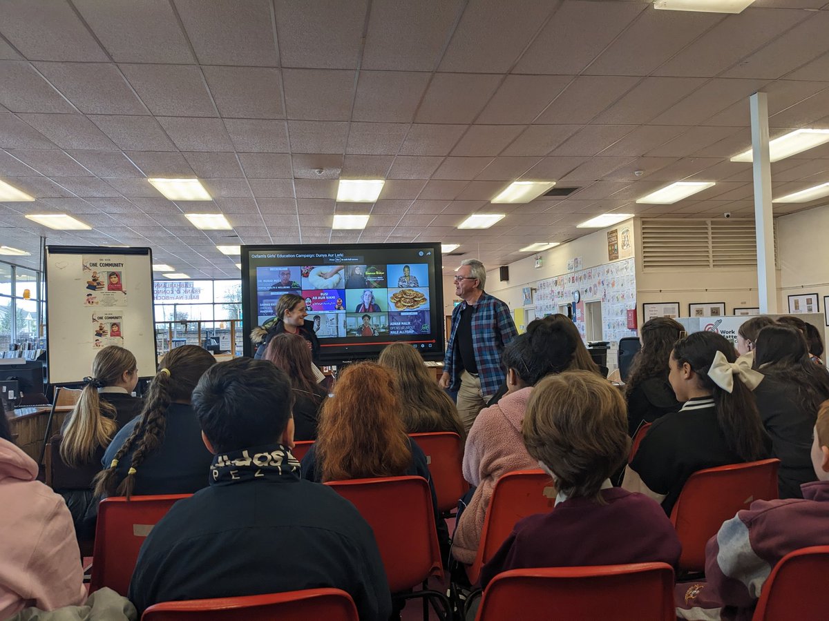 mayfieldcs's tweet photo. First Years had a great time yesterday at the launch of #onebookonecommunity with local storyteller and author, Paddy O'Brien. They're now eager to get started on this year's community read #IamMalala . @corkcitylibrary @jctenglish https://t.co/iNAHiG8xGF
