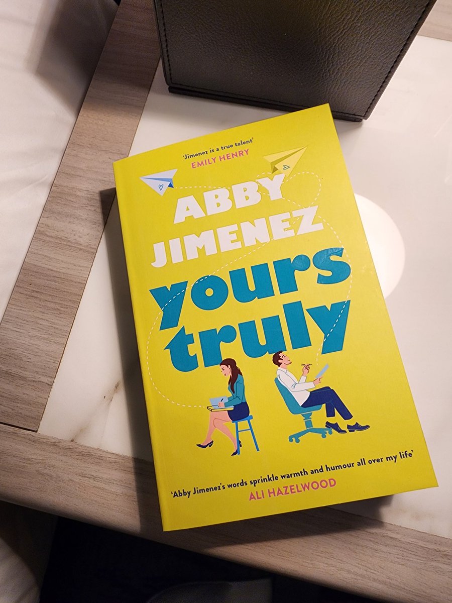 Are you coming to see me on book tour? Minneapolis with <a href="/kennedyrwrites/">Kennedy Ryan</a>, St. Louis, Brooklyn with @mstessabailey, Chicago, and Seattle! Also, here's a picture of the UK edition of YOURS TRULY! April 11th! Book Tour links 👇

us18.campaign-archive.com/?e=__test_emai…