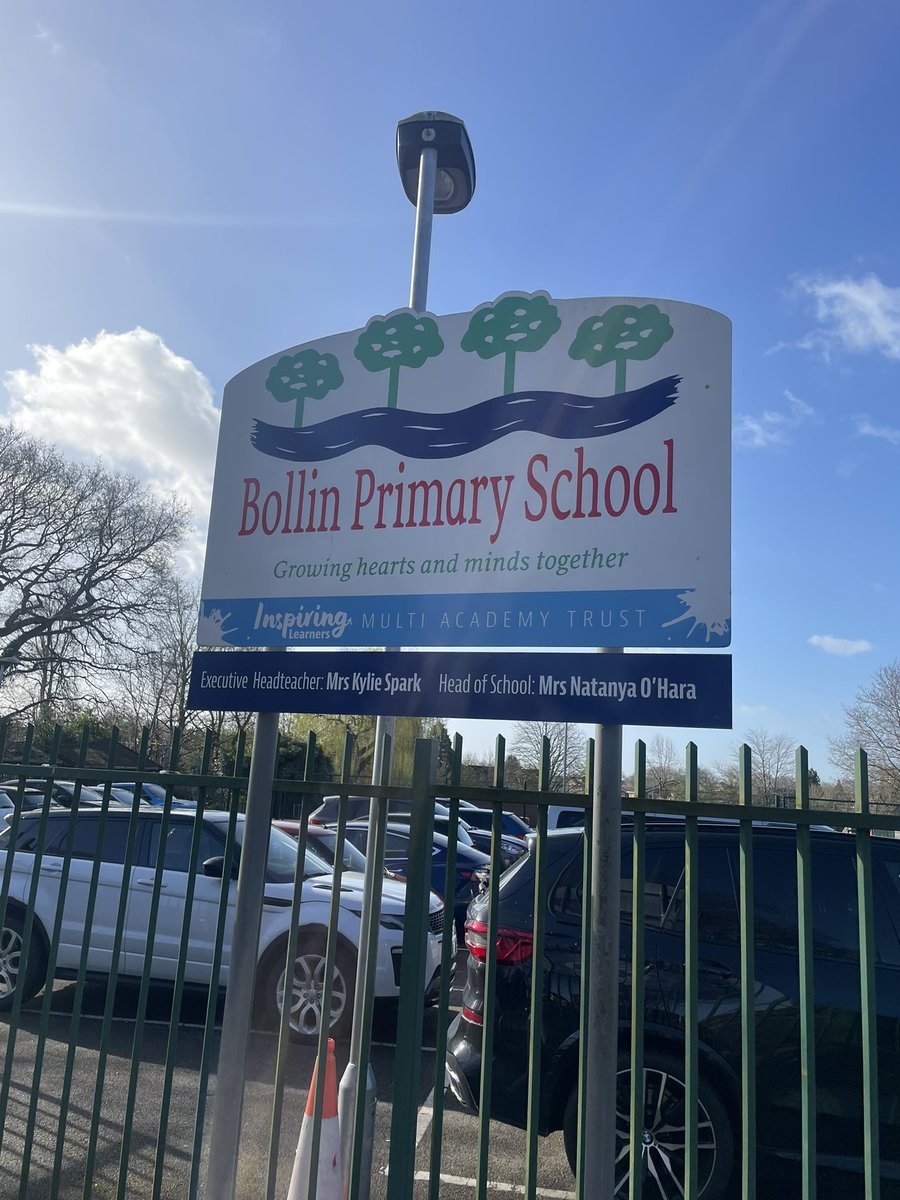 MiniFirstAidMan's tweet photo. What a lovely day @thebollin teaching all of year 4 life saving First Aid skills! Well done everyone 💚#SaveALife #altrincham #firstaidinschools https://t.co/eg9NhDTXo5