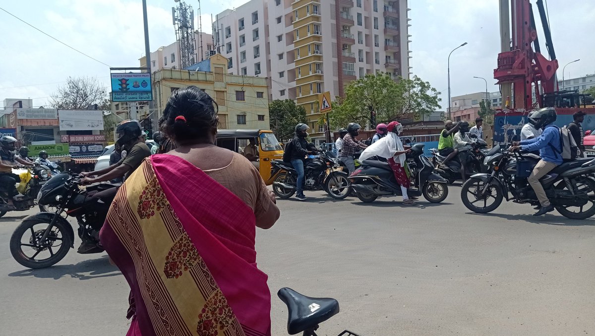 sathishwizards's tweet photo. See all vehicles r ready 2 cross d signal absolutely in wrong https://t.co/Opp24Bt5sc ramapuram signal.Trying 2 turn right from miot when signal s opened for vehicles 2 cross from ramapuram to right side towards dlf.This s happening all day.Police just for sake. @ChennaiTraffic https://t.co/ctWR9etafV