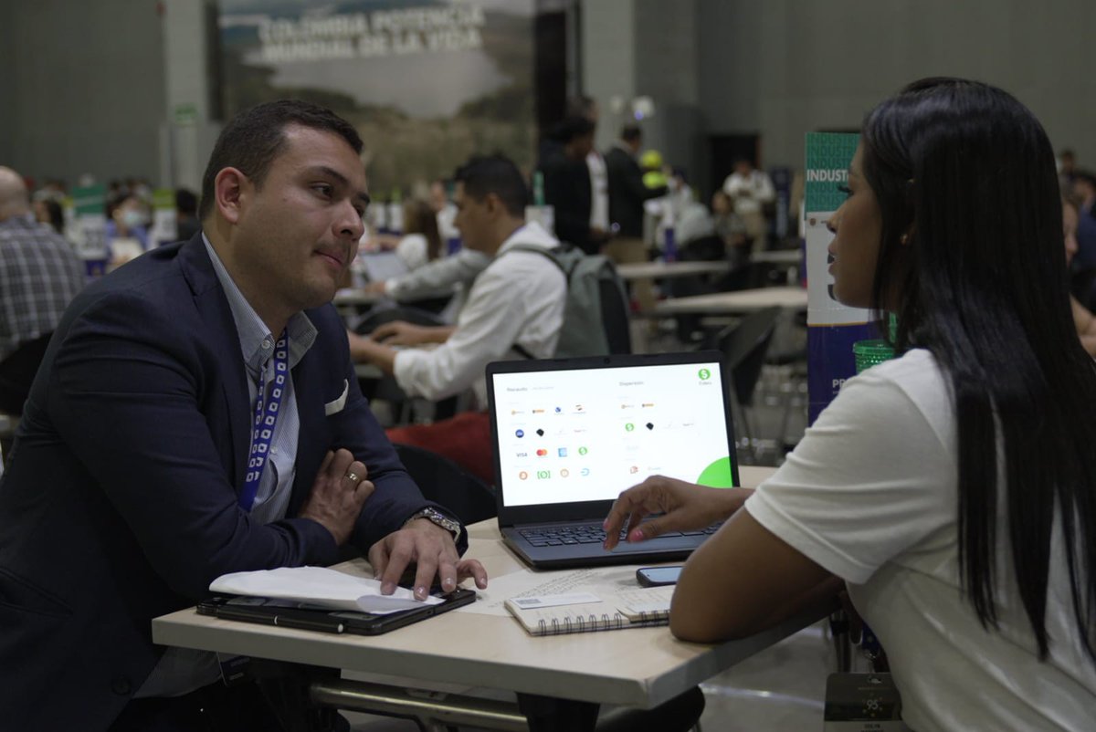 PROCOLOMBIACO's tweet photo. #AEstaHora empresarios internacionales, principalmente de #Latam y el Caribe 🌎, se reúnen en Barranquilla con exportadores del país para conocer la oferta de bienes y servicios de #OrigenColombiano 🇨🇴 en el marco de la #Macrorrueda95. https://t.co/f711i0ZtRe