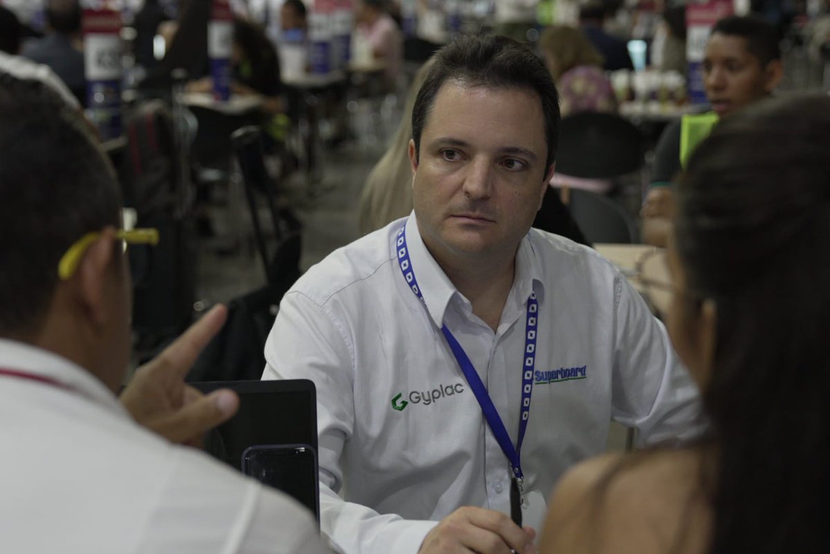 PROCOLOMBIACO's tweet photo. #AEstaHora empresarios internacionales, principalmente de #Latam y el Caribe 🌎, se reúnen en Barranquilla con exportadores del país para conocer la oferta de bienes y servicios de #OrigenColombiano 🇨🇴 en el marco de la #Macrorrueda95. https://t.co/f711i0ZtRe