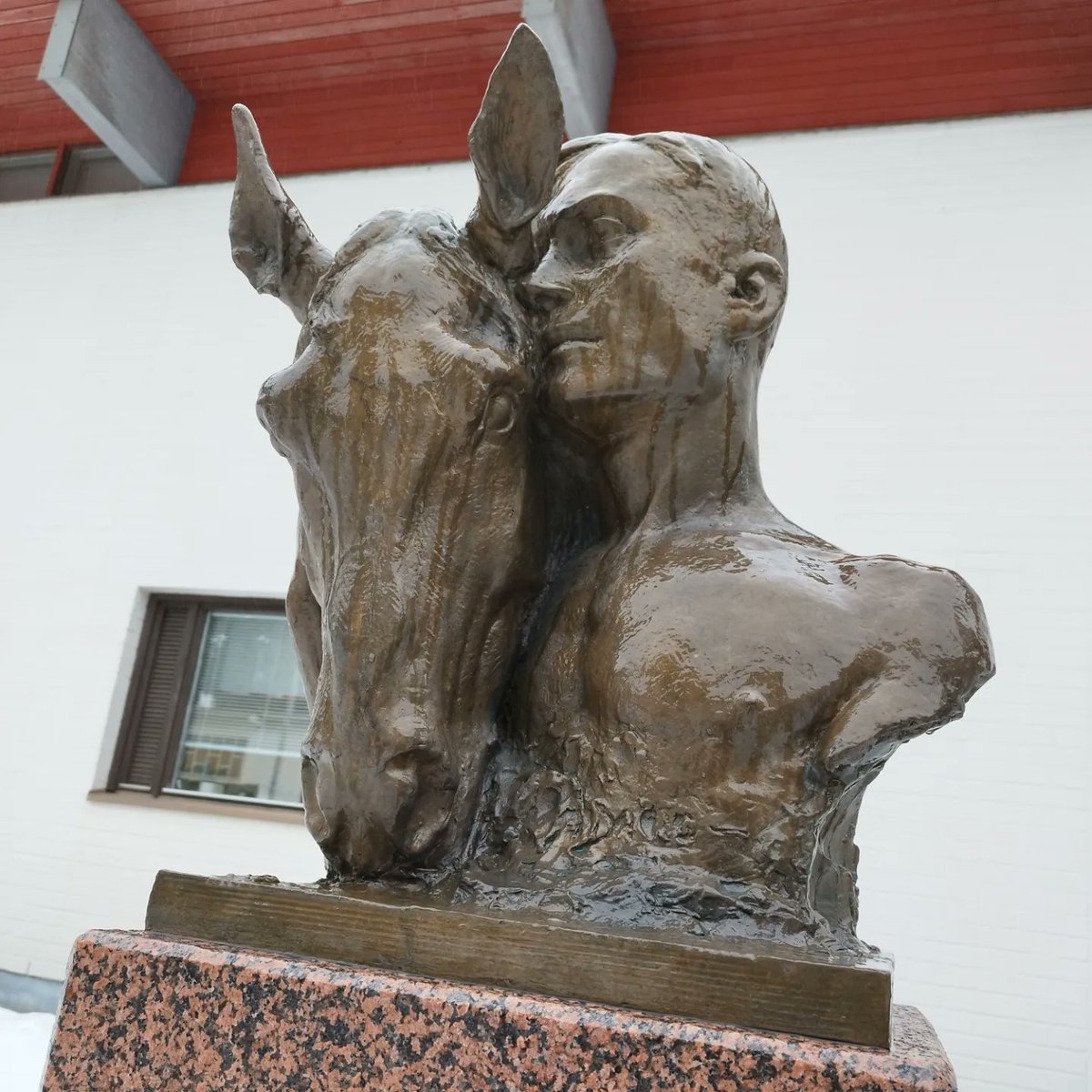 Tänään kenttätyöt veivät Satakuntaan. Tielle osui <a href="/ECmuseo/">Emil Cedercreutzin museo</a>, jossa tuli piipahdettua. Tähän Museoraitti-kohteeseen kannattaa pysähtyä etenkin kesällä. Parasta olivat kaikki ne hevosveistokset. Vaihtuva näyttely Tahdon, tahdon oli symppis.<a href="/museokortti/">Museokortti</a>  #ystävykset #museoraitti