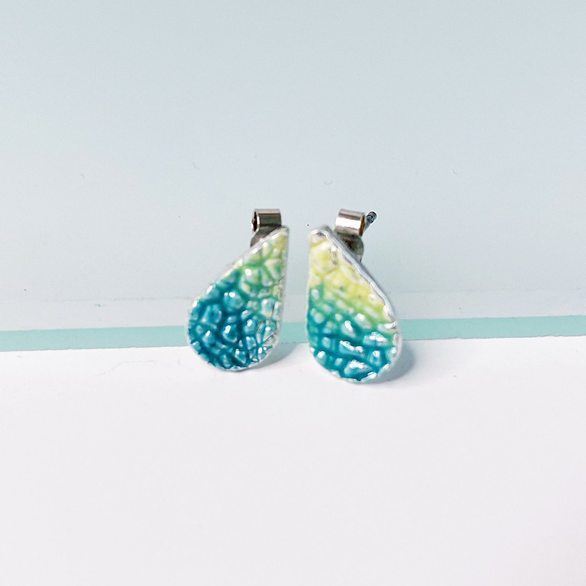 MaisyPlum2's tweet photo. Good evening peeps! It’s been a while as I’m juggling too many ball in the air! Have you seen these new earrings ? Now in store as part of my Textured Collection. What do you think? https://t.co/iFAIfltVnH 

#womaninbizhour #UKCraftersHour #enamel #earrings #HandmadeHour https://t.co/wk9eGvBxBn