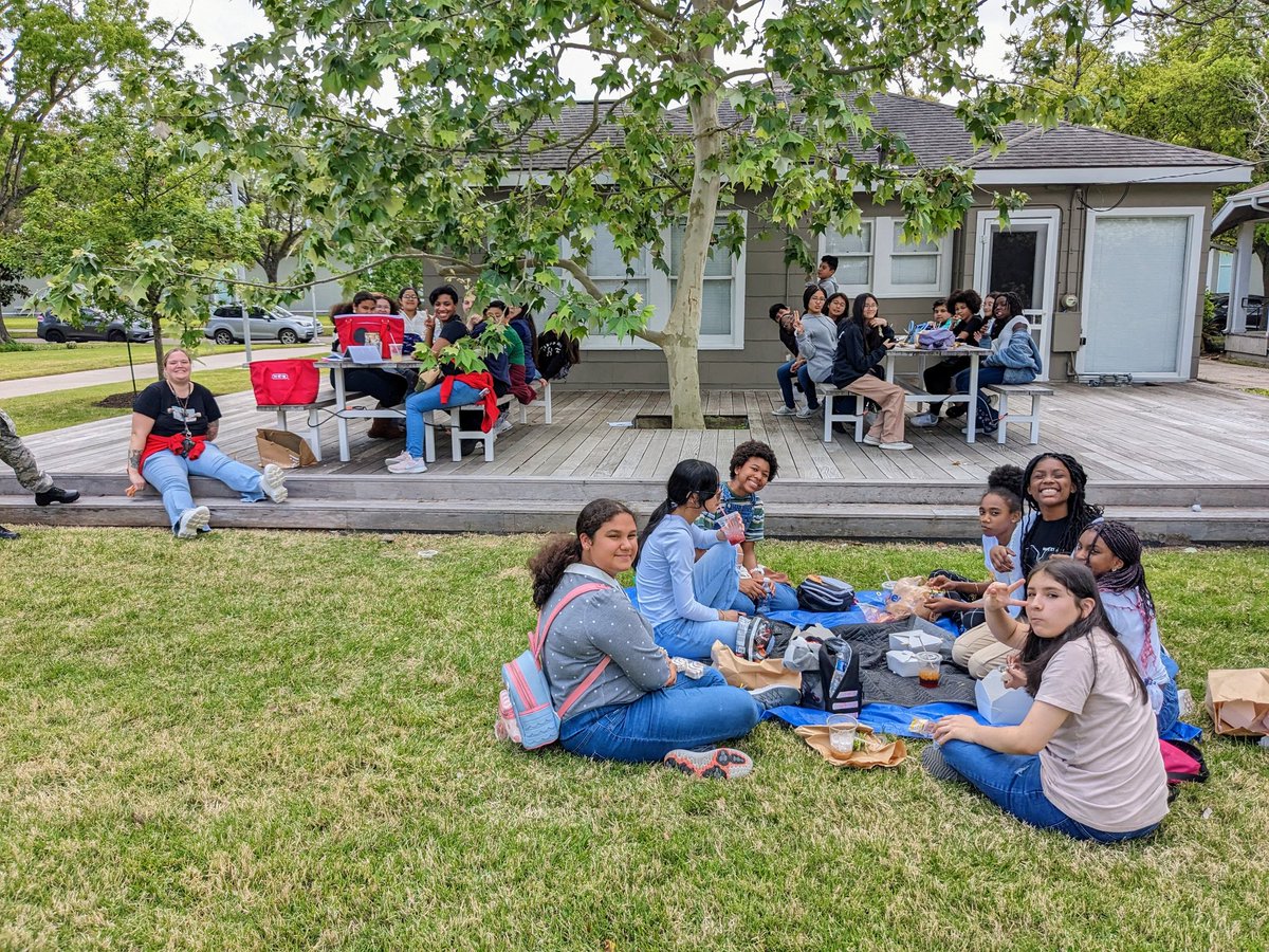 A great day for a picnic lunch after visiting @MenilCollection with NMS Book Club/Journalism/Art students 🌞 🎨 @SuperStallions @EducatorGoals @SheldonISD