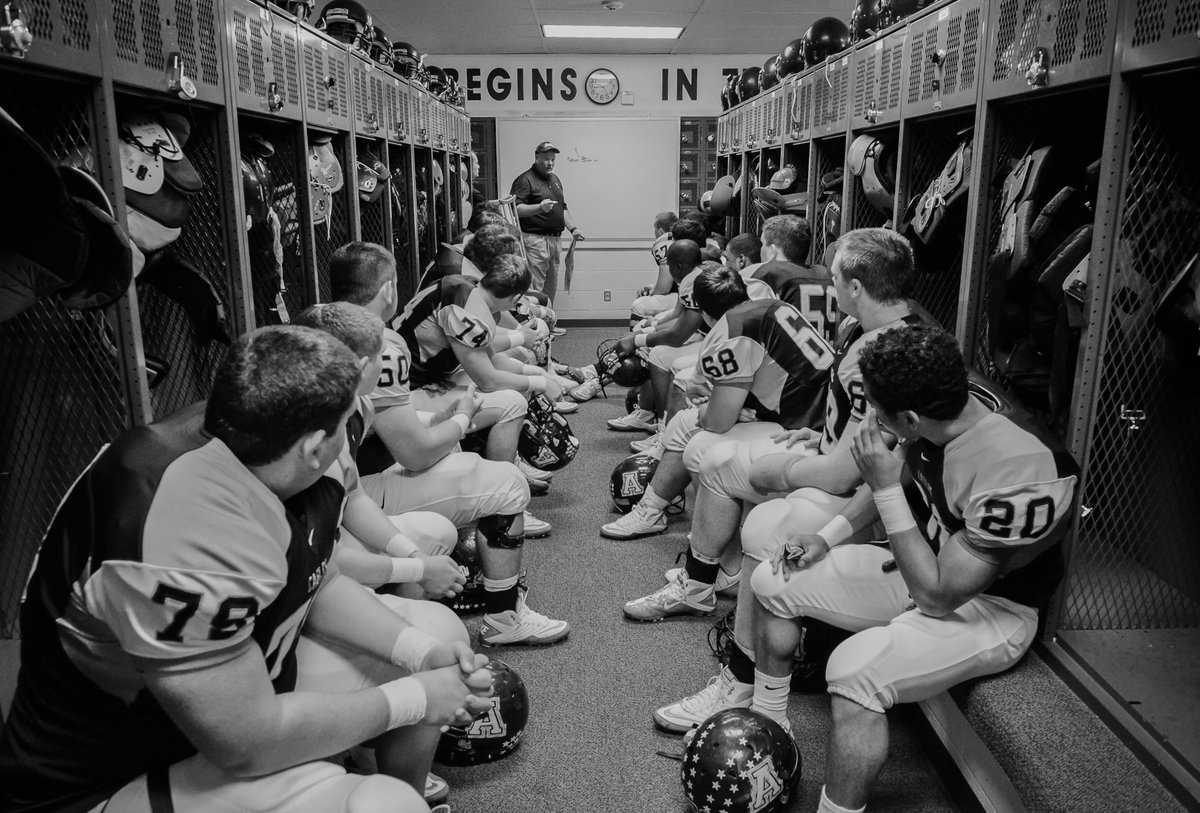 TheNikonJones's tweet photo. Knowledge of a sport and experience working with it goes a long way in understanding how to capture great sports photos. Moments behind the scenes when it's just the coaches and the players are special. These kinds of photos matter just as much as a winning TD catch. https://t.co/3F5VS2LEz3