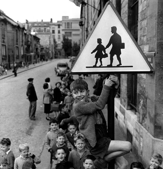 literlandweb1's tweet photo. “Todo el mundo habla de paz, pero nadie educa para la paz, se educa para la competencia y este es el principio de cualquier guerra. Cuando eduquemos para cooperar y ser solidarios unos con otros, ese día estaremos educando para la paz”.
María Montessori 
📷Robert Doisneau https://t.co/xzw9a8YZFZ