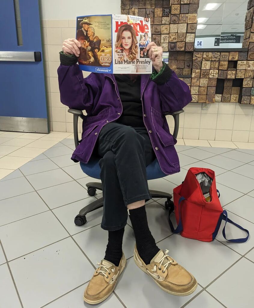 NHSSReads's tweet photo. Monitoring the halls and reading on test day! #NHSSReads https://t.co/JPyvmiLjE8 https://t.co/2sTZgbqdXt
