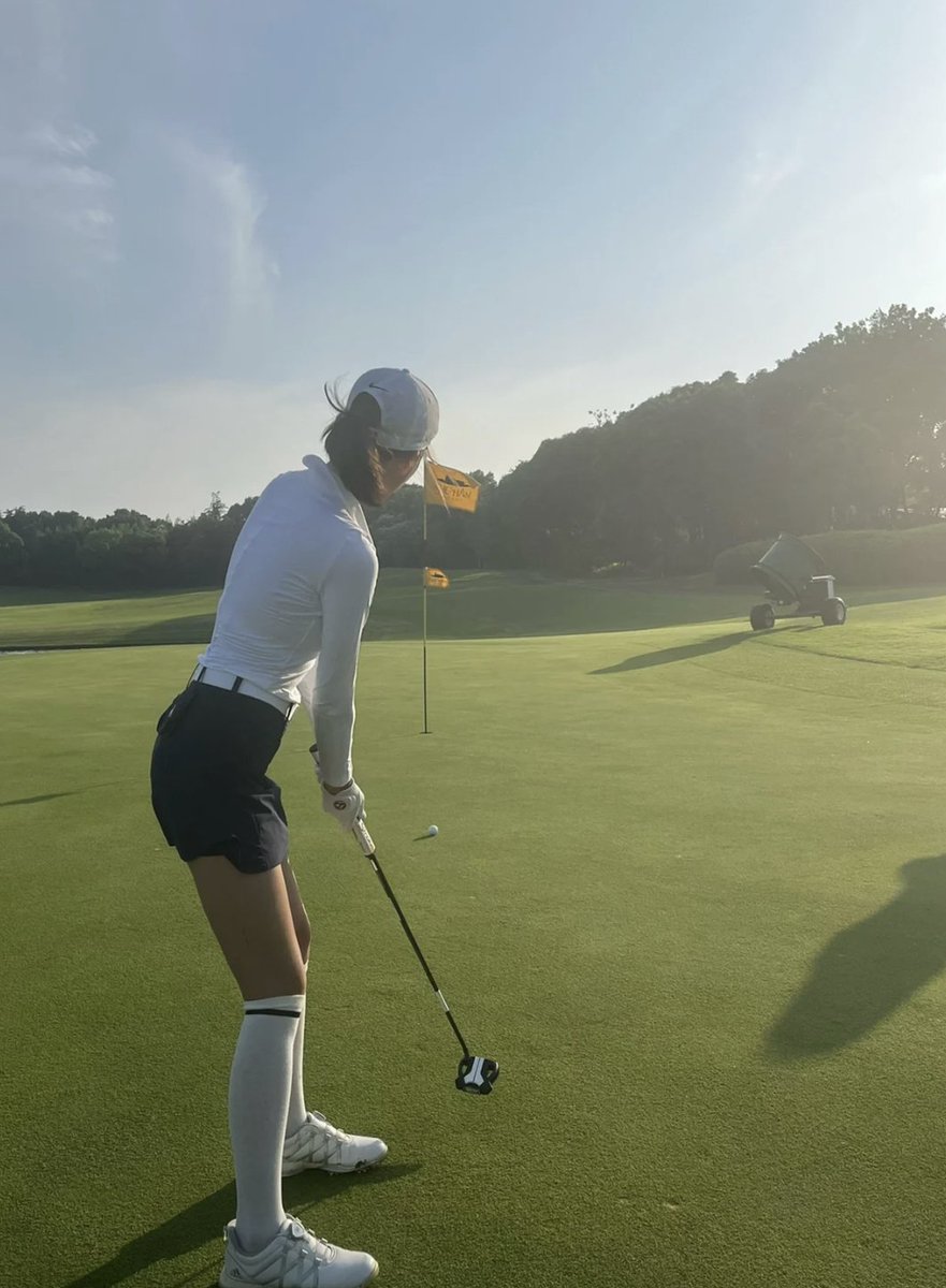 sarah__yang's tweet photo. 今天来打球了，心情美美哒😊（为什么把我的腿拍的那么短😡生气） https://t.co/Sbx8dSpiYU