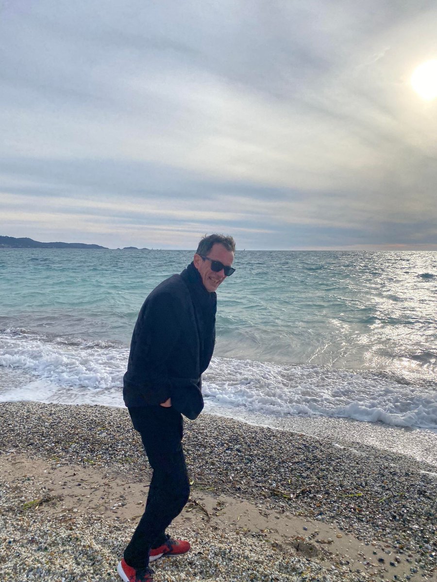 pierrePHILIPE5's tweet photo. Au bord de la mer.
Danse sur le sable avec joie et candeur,
Tandis que l'enfant, souriant et fier,
S'approche des vagues pour y tremper le cœur.

La brise marine caresse mon visage,
Et emporte mes pensées vers l'infini, https://t.co/GOhKsP8WuX