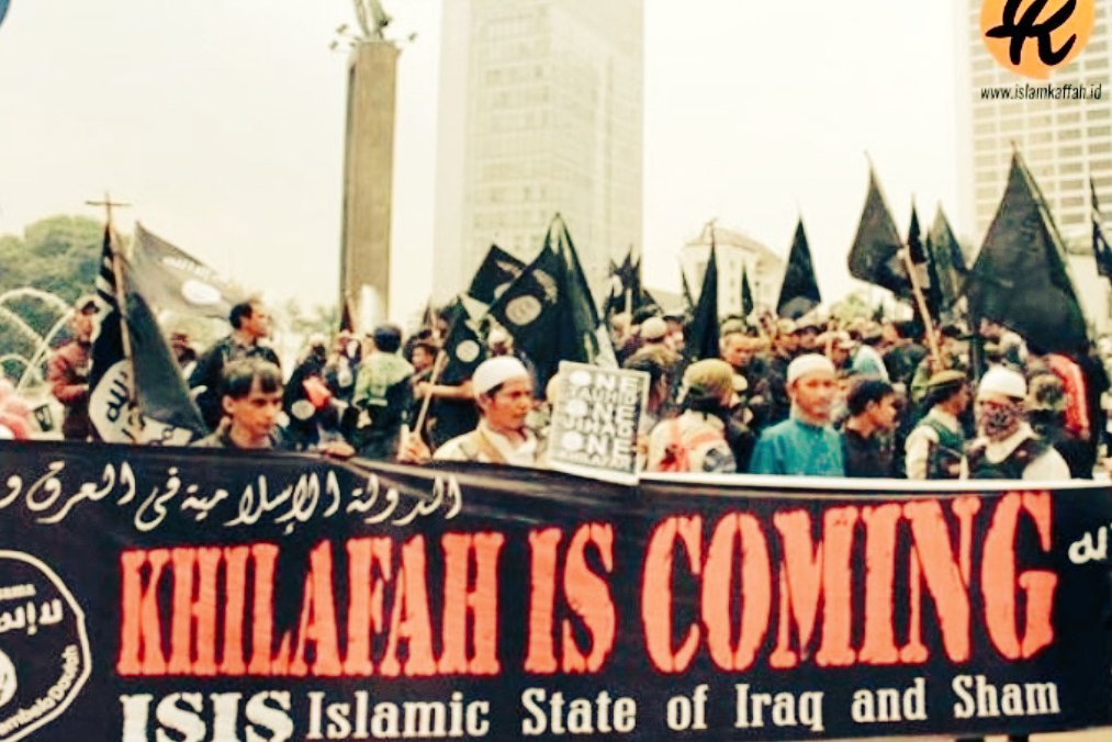 Ketika I5I5 berjaya thn 2012-17, 1000 lbh org Indonesia berduyun2 menuju Iraq &amp; Suriah. Mrk termakan propaganda bhw Khilafah wajib ditegakkan. Sbgian dr mrk tewas dlm perang, sbgian "stateless" di kamp2 pengungsian. Btapa ringkihnya umat Islam oleh operasi pembodohan Barat ini.