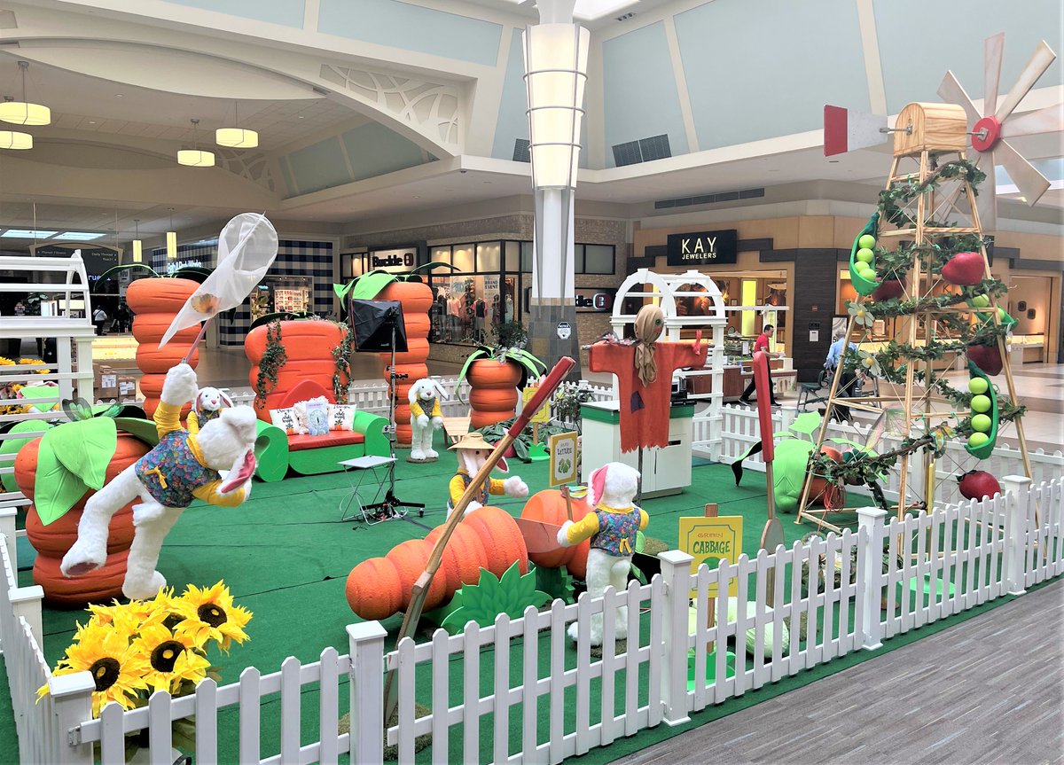 The Easter Bunny's Garden has the carrots ripe and ready for our hoppy friend!! 🥕 🐰 Make sure to reserve your photo time for the whole family starting tomorrow at East Towne! 📷 
➡️ bit.ly/3FIT9pp
#Madison
