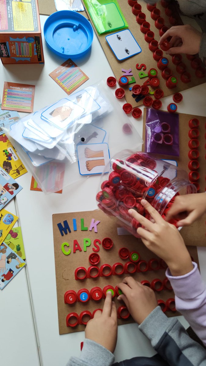 grasisoler's tweet photo. Al projecte de "Sharing to learn" amb 4t treballem l'expressió oral i la comunicació amb joves natives a partir de jocs, per així millorar el seu vocabulari i la gramàtica.
#English 
#sharingtolearn 
#primària https://t.co/Ux466yqGwJ