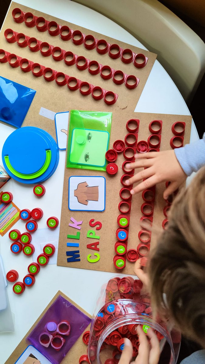 grasisoler's tweet photo. Al projecte de "Sharing to learn" amb 4t treballem l'expressió oral i la comunicació amb joves natives a partir de jocs, per així millorar el seu vocabulari i la gramàtica.
#English 
#sharingtolearn 
#primària https://t.co/Ux466yqGwJ