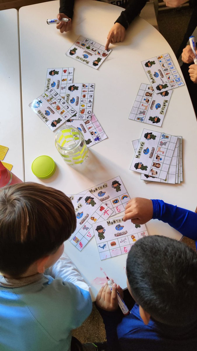 grasisoler's tweet photo. Al projecte de "Sharing to learn" amb 4t treballem l'expressió oral i la comunicació amb joves natives a partir de jocs, per així millorar el seu vocabulari i la gramàtica.
#English 
#sharingtolearn 
#primària https://t.co/Ux466yqGwJ
