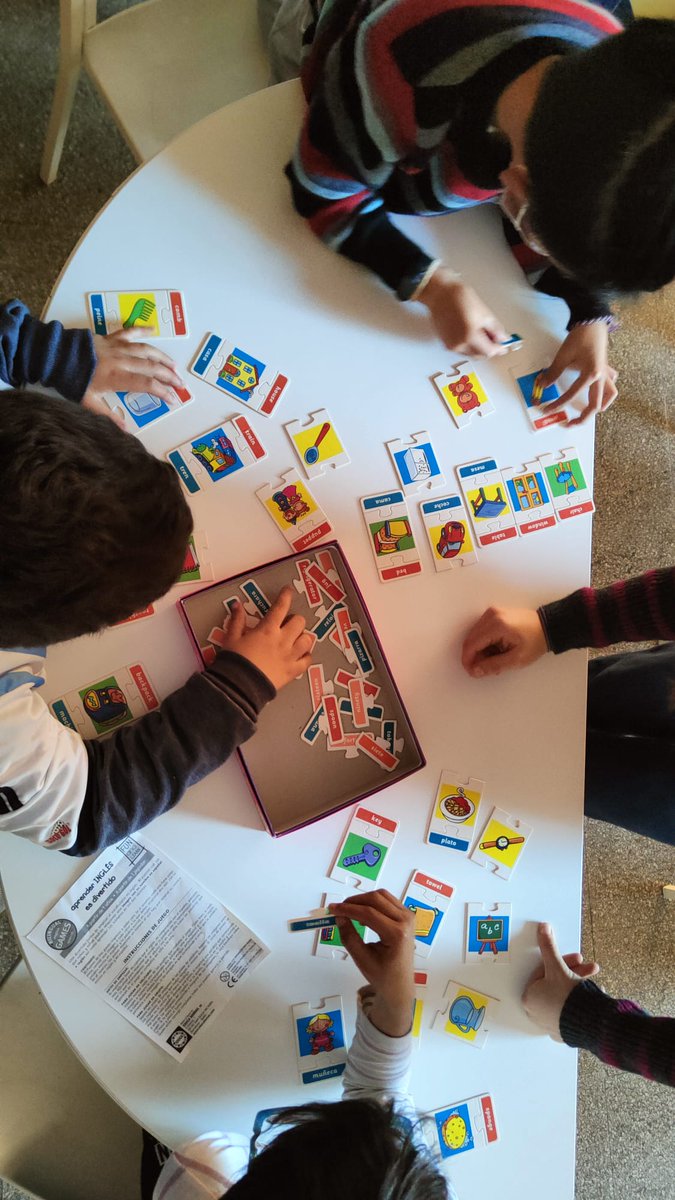 grasisoler's tweet photo. Al projecte de "Sharing to learn" amb 4t treballem l'expressió oral i la comunicació amb joves natives a partir de jocs, per així millorar el seu vocabulari i la gramàtica.
#English 
#sharingtolearn 
#primària https://t.co/Ux466yqGwJ