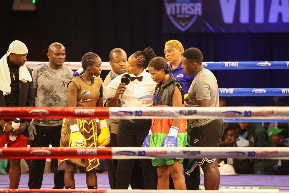 azamtvtz's tweet photo. STUMAI MUKI vs CHIMWEMWE BANDA: Pambano lililokuwa linasubiriwa sasa limewadia na mabondia wote tayari wapo ulingoni
Tuko LIVE #AzamSports3HD
#VitasaNight #UsikuWaVitasa #QueenOfBoxing #WomenCrushWednesday #StumaiMukiVsChimwemweBanda #UbungoPlaza https://t.co/DcLWbunq17