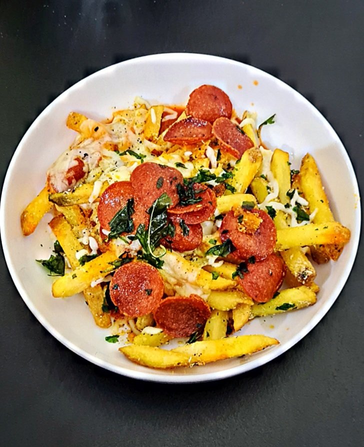 Loaded Italian Stallion 🥊
Crispy pepperoni, marinara sauce, mozzarella, parmesan &amp; basil loaded fries.