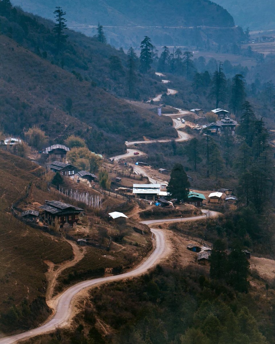 Une route suffit pour vous relier à vous et à vos proches. 🥰
.
. 📸 George Talusan
.
.
.
.
# #bhutanbelieve #roadtravels #lovedones #believe #heavenlybhutan #heavenlybhutantravels #bhutan #visitbhutan2022 #picturesoftheday #bhutantourism