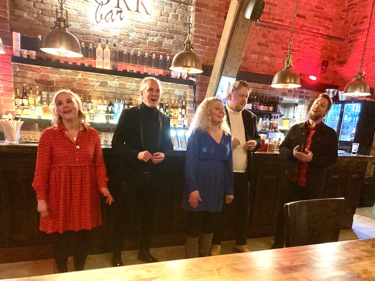 JyriJuusti's tweet photo. Organisaatiodynamiikka FINODin Artisti-ilta @clubforfive  :n kanssa. Keskusteltiin yhtyeestä työpaikkana. ”Vuosien myötä tultu eksperteiksi korostamaan muiden hyviä puolia, koska se tekee itsestäkin paremman.” Sumuinen ilta, ajattelun ruoka ja laulut. Oli hienoa. @FinodRy https://t.co/pUML6SvDEq