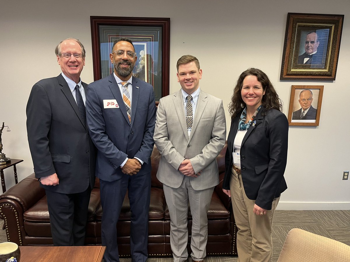 uwsummitmedina's tweet photo. With @Scott_Oelslager and fellow United Way representatives for Ohio 211 Columbus Advocacy Day. We are calling on legislators to make investments in #Ohio211 a priority!
Learn more about 211 at https://t.co/tCrwAWLEPq #Team211 https://t.co/1i3kYQlVD6