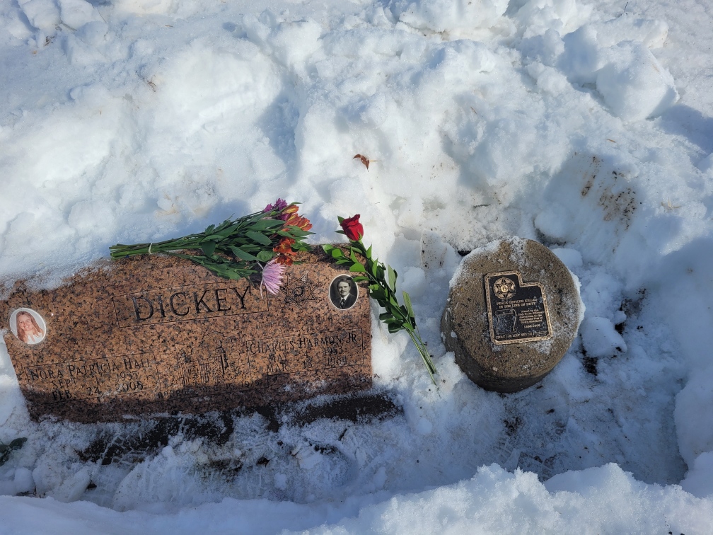 CacheSheriff's tweet image. This past Saturday, on the behalf of the citizens of Cache County, CCSO Honor Guard member Detective Woolstenhulme shoveled snow, cleaned, and placed flowers at the final rest place of Deputy Charles Dickey.
End of Watch: March 18th, 1984
#LestWeForget