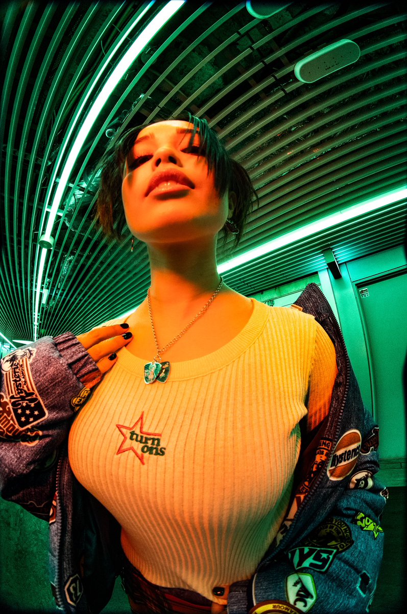 Valkyrae's tweet image. do I have any boogers