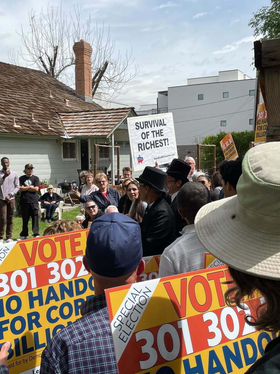 opinorg's tweet photo. Earlier this week, we joined residents in #Tempe and protested against the construction of the Coyotes Stadium. This building project and other developments in the city are paid by taxpayers, but only benefit the rich. https://t.co/zhkW9niD38