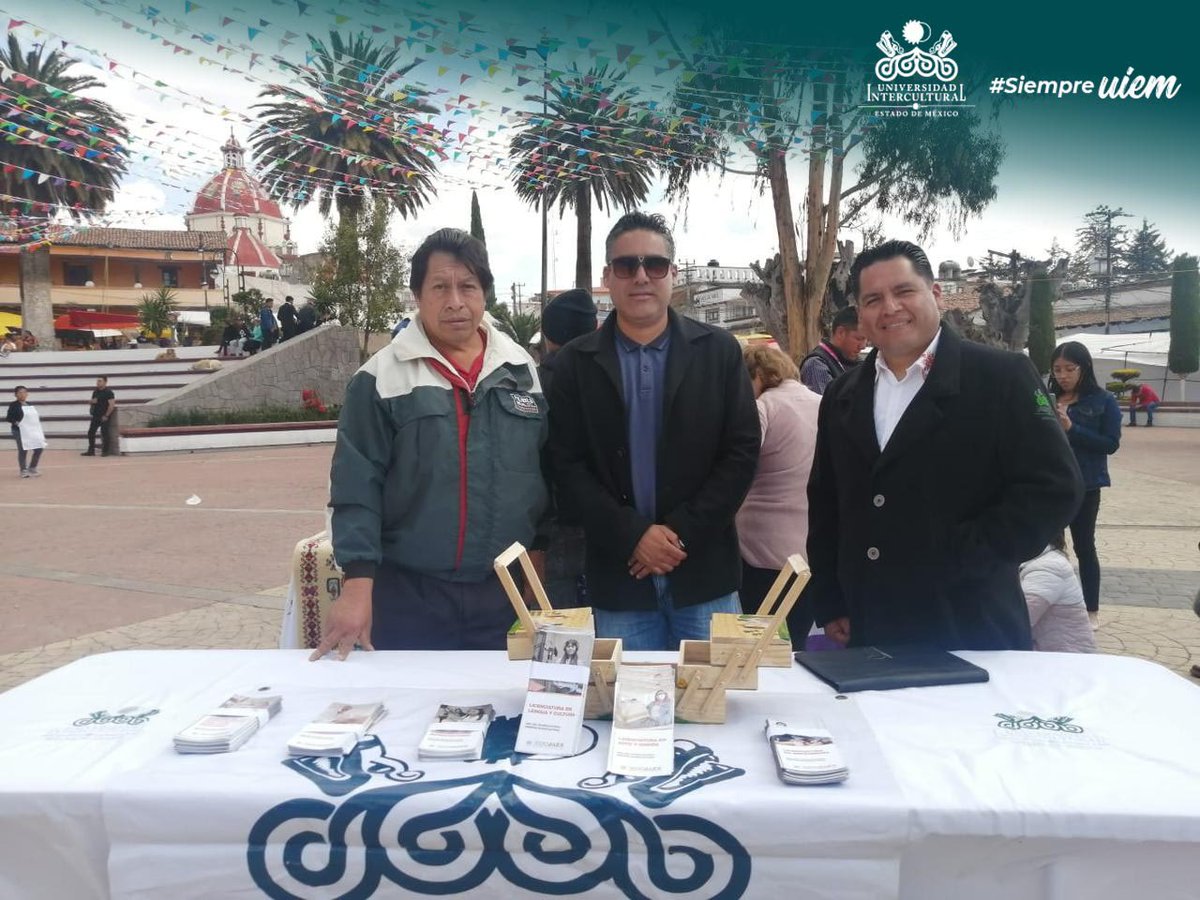 UIEMOficial's tweet photo. El Lic. Ezequiel Contreras, director de la licenciatura en #ArteyDiseño, la Mtra. Edith Montoya, el Lic. Omar García, docentes y el C. Alberto Cayetano, artesano de la región, asistieron y participaron en el evento “Día del artesano desde el corazón de Temoaya” #OrgulloUIEM 💚 https://t.co/uYtRywajXK