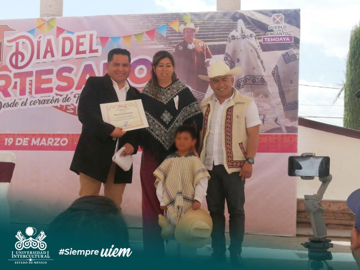 UIEMOficial's tweet photo. El Lic. Ezequiel Contreras, director de la licenciatura en #ArteyDiseño, la Mtra. Edith Montoya, el Lic. Omar García, docentes y el C. Alberto Cayetano, artesano de la región, asistieron y participaron en el evento “Día del artesano desde el corazón de Temoaya” #OrgulloUIEM 💚 https://t.co/uYtRywajXK