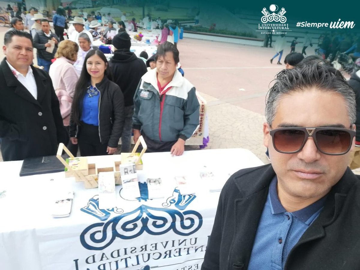 UIEMOficial's tweet photo. El Lic. Ezequiel Contreras, director de la licenciatura en #ArteyDiseño, la Mtra. Edith Montoya, el Lic. Omar García, docentes y el C. Alberto Cayetano, artesano de la región, asistieron y participaron en el evento “Día del artesano desde el corazón de Temoaya” #OrgulloUIEM 💚 https://t.co/uYtRywajXK