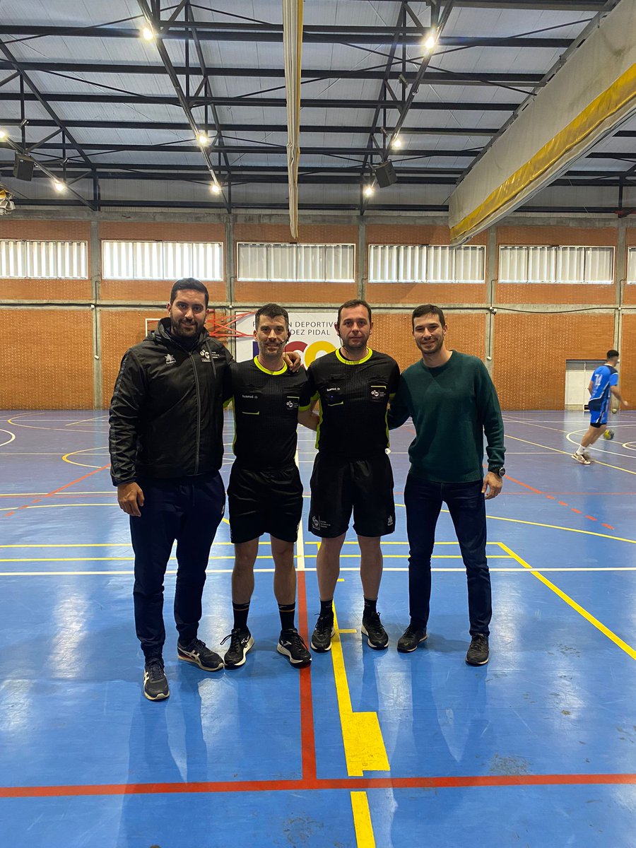 CTACordobesa's tweet photo. 2 jornada del CAU de @FAndaluzaBM en la misma hemos contado con la presencia de nuestro responsable arbitral @chico5360 el cual ha dado su apoyo a los árbitros que han vuelto a brillar a gran altura, mañana 3 y última jornada en la cual se decidirán los campeones @Univcordoba https://t.co/VCyQ4j9bX7