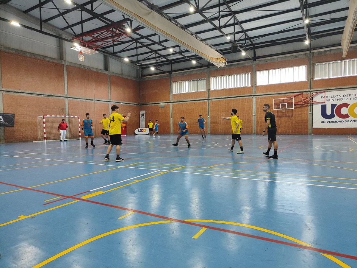 CTACordobesa's tweet photo. 2 jornada del CAU de @FAndaluzaBM en la misma hemos contado con la presencia de nuestro responsable arbitral @chico5360 el cual ha dado su apoyo a los árbitros que han vuelto a brillar a gran altura, mañana 3 y última jornada en la cual se decidirán los campeones @Univcordoba https://t.co/VCyQ4j9bX7