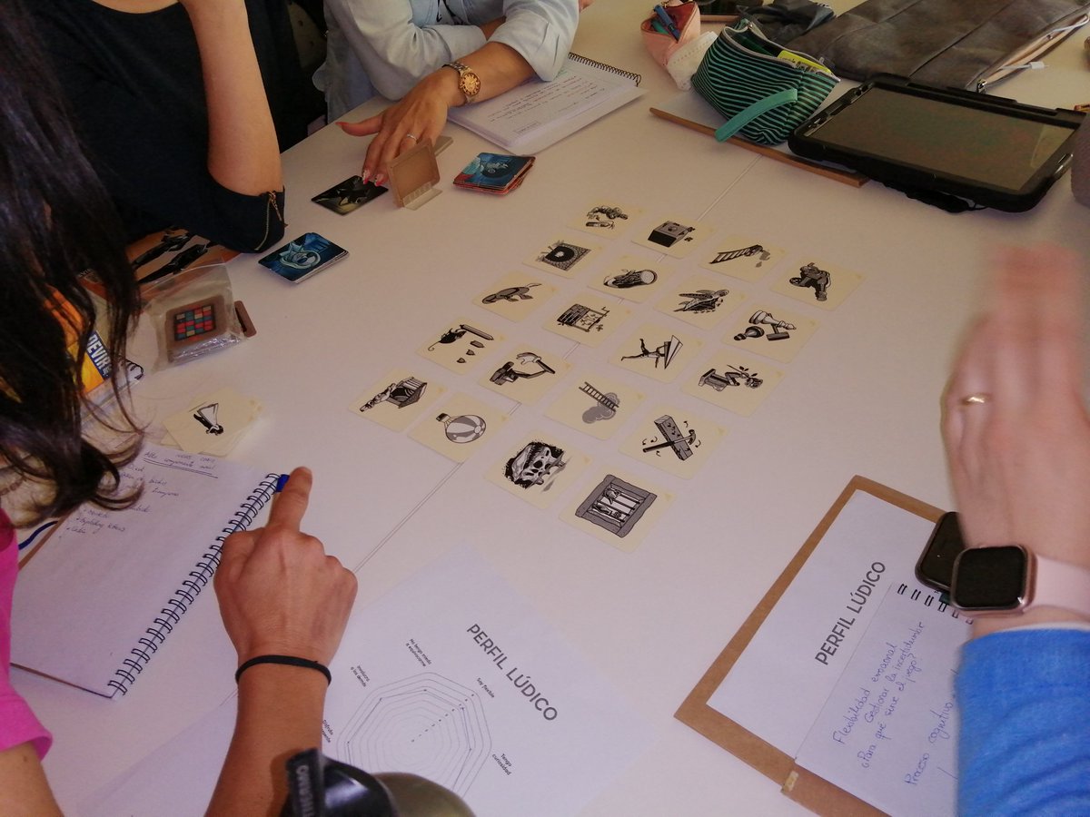 cepantequera's tweet photo. Finaliza actividad formativa sobre ABJ y neuroeducación, sacando las emociones a relucir y comprobando que el juego es la mejor herramienta para trabajar con  el alumnado. Gracias @nuriajugant por hacernos vivenciar experiencias inolvidables @FormacProfAnd @EducaAnd https://t.co/LBUfDtgcKh