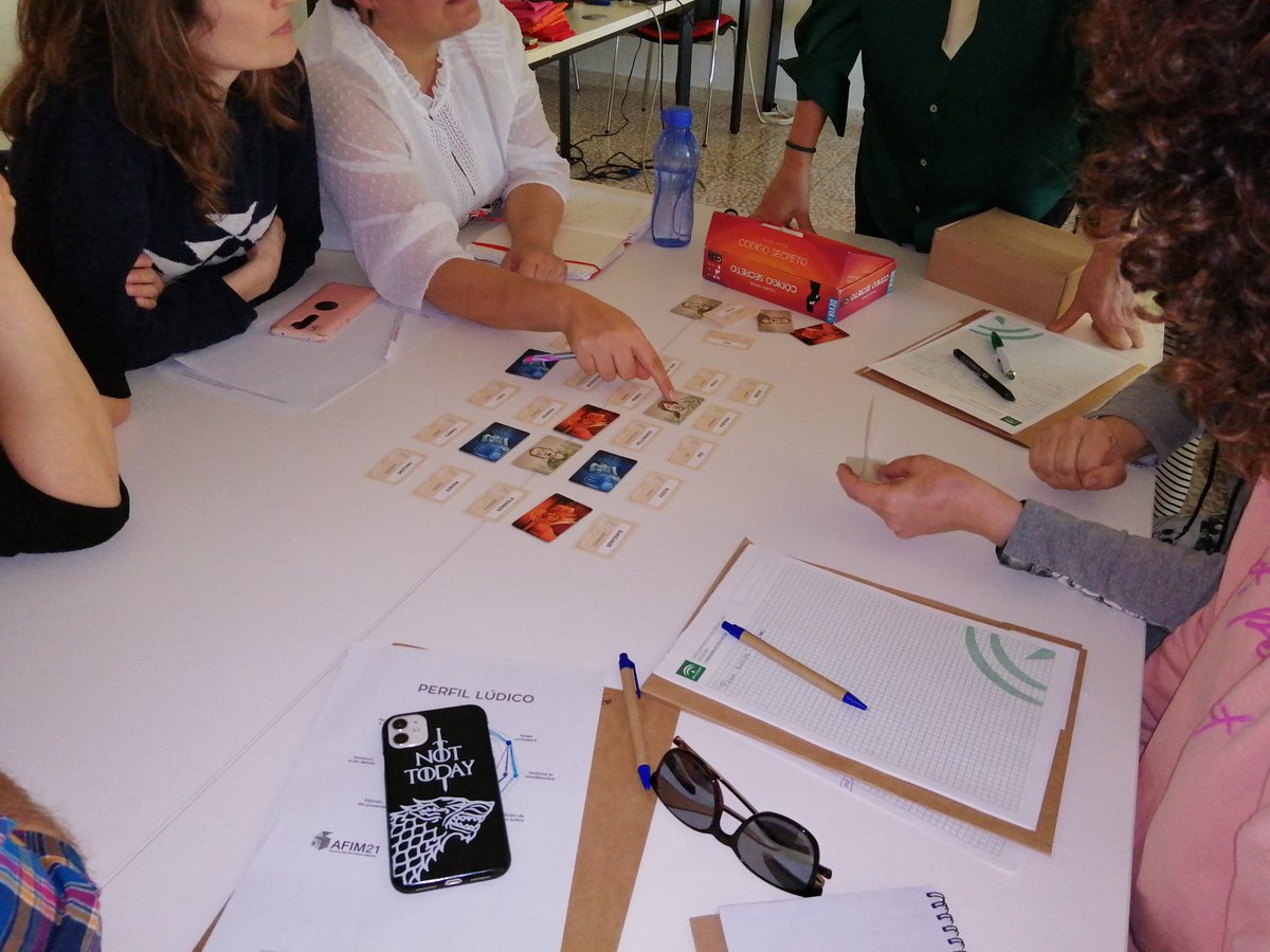 cepantequera's tweet photo. Finaliza actividad formativa sobre ABJ y neuroeducación, sacando las emociones a relucir y comprobando que el juego es la mejor herramienta para trabajar con  el alumnado. Gracias @nuriajugant por hacernos vivenciar experiencias inolvidables @FormacProfAnd @EducaAnd https://t.co/LBUfDtgcKh