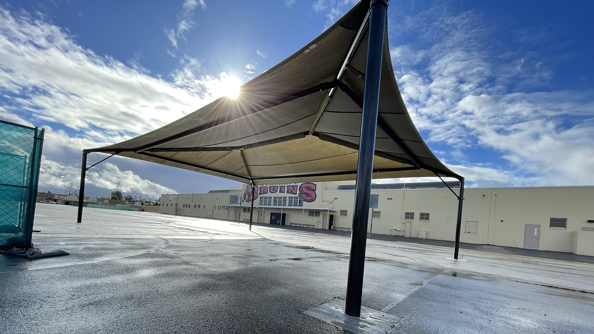Bancroft Middle School’s new shade structure helps students stay dry on rainy days! ☔️ Similar structures that double as outdoor learning spaces will be installed at nearly all @LongbeachUSD schools over the next two years. #BuildingOnSuccess #ProudtobeLBUSD